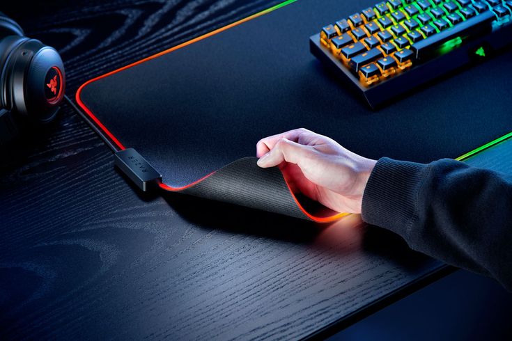 Razer Strider Chroma _ gaming mouse pad